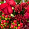 Цветы в стаканчике с розами, хризантемами и рускусом