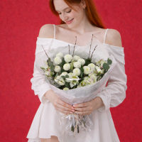 Букет из хризантем кустовых, альстромерий и эвкалипта