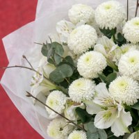 Букет из хризантем кустовых, альстромерий и эвкалипта