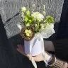 Коробочка с ранункулюсом, хелеборусом и вербой