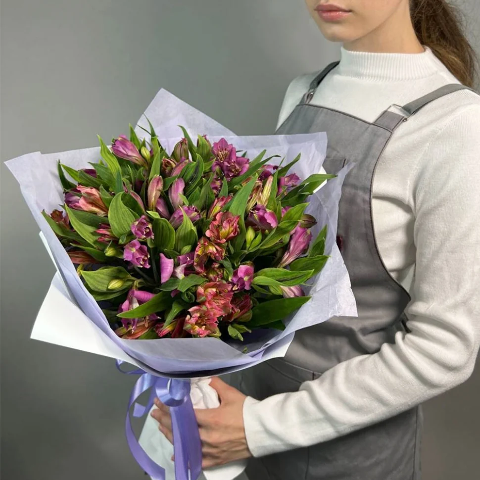 Букет из альстромерии и рускуса