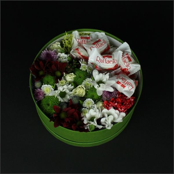 Коробочка с цветами №4 с хризантемами и кустовыми розами