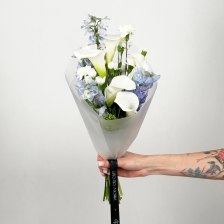 Букет из дельфиниума, гвоздики кустовой, калл