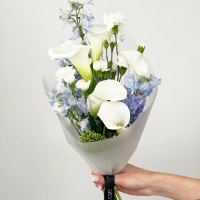 Букет из дельфиниума, гвоздики кустовой, калл