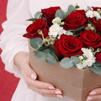 Композиция сердце с розами, маттиолой кустовой и эвкалиптом