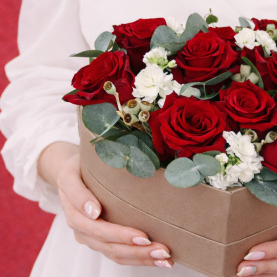 Композиция сердце с розами, маттиолой кустовой и эвкалиптом