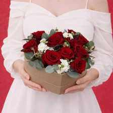 Композиция сердце с розами, маттиолой кустовой и эвкалиптом