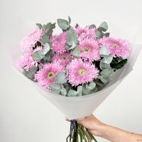 Букет из хризантем и эвкалипта