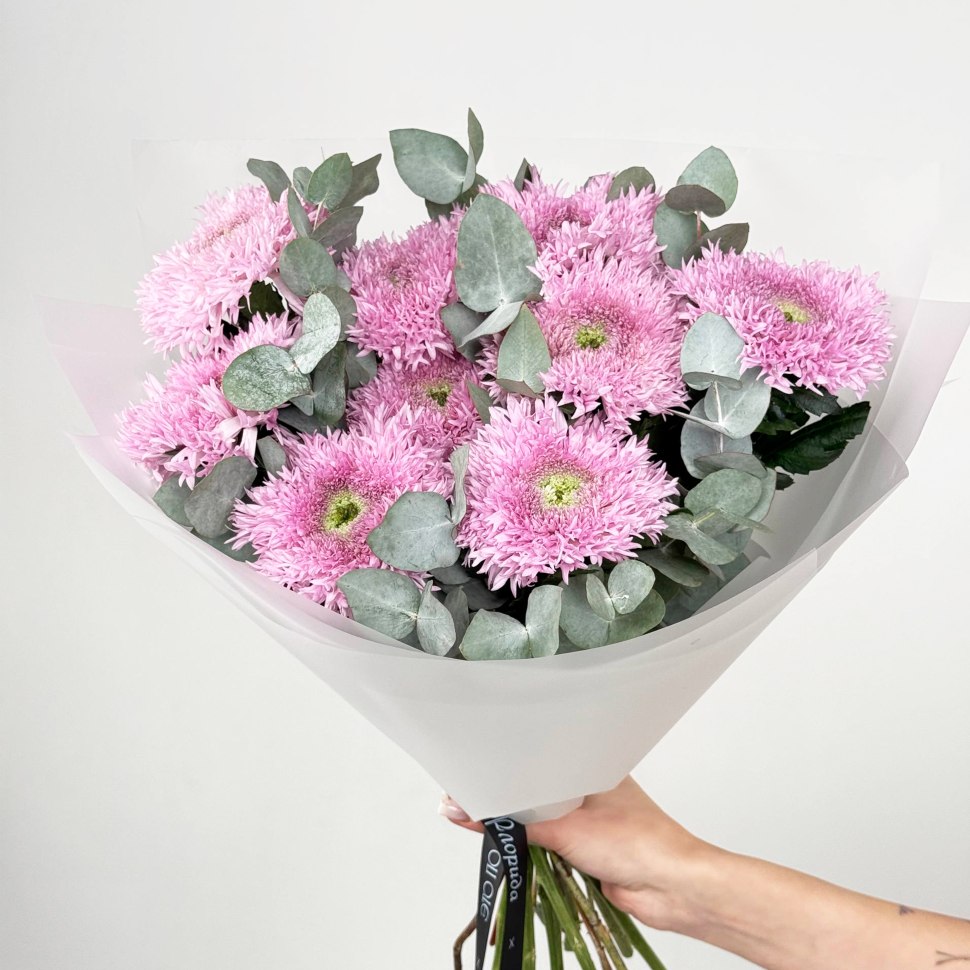 Букет из хризантем и эвкалипта