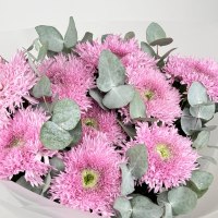 Букет из хризантем и эвкалипта