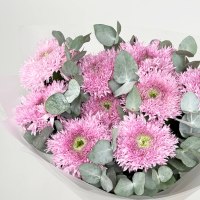 Букет из хризантем и эвкалипта