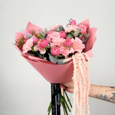 Букет из роз кустовых, гвоздики, эвкалипта