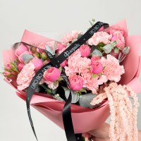 Букет из роз кустовых, гвоздики, эвкалипта