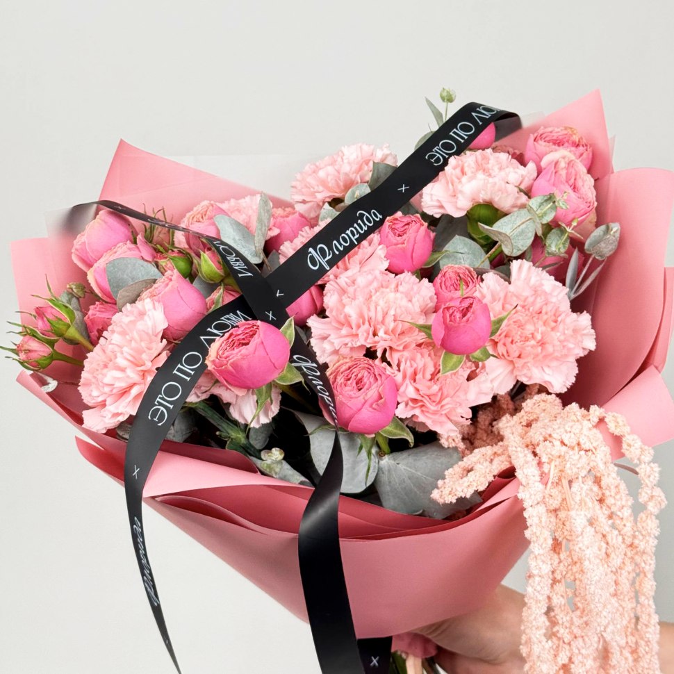 Букет из роз кустовых, гвоздики, эвкалипта