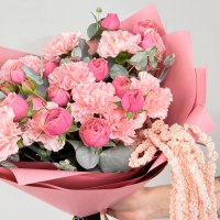 Букет из роз кустовых, гвоздики, эвкалипта