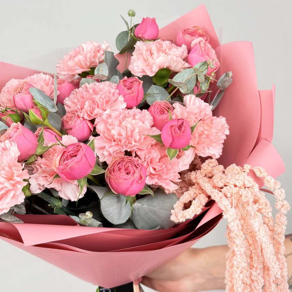 Букет из роз кустовых, гвоздики, эвкалипта