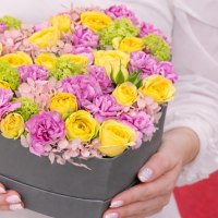 Композиция сердце с розой кустовой, гвоздикой кустовой