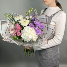 Букет с гвоздикой, хризантемой и рускусом