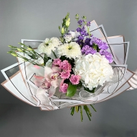 Букет с гвоздикой, хризантемой и рускусом