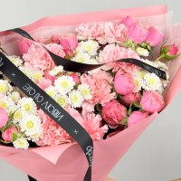 Букет из хризантемы кустовой, гвоздики и розы кустовой