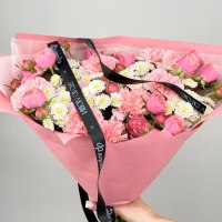 Букет из хризантемы кустовой, гвоздики и розы кустовой