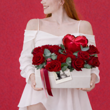 Композиция с красными розами, открыткой и сердце-шариком