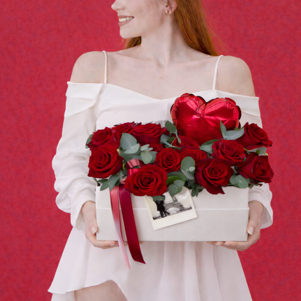 Композиция с красными розами, открыткой и сердце-шариком