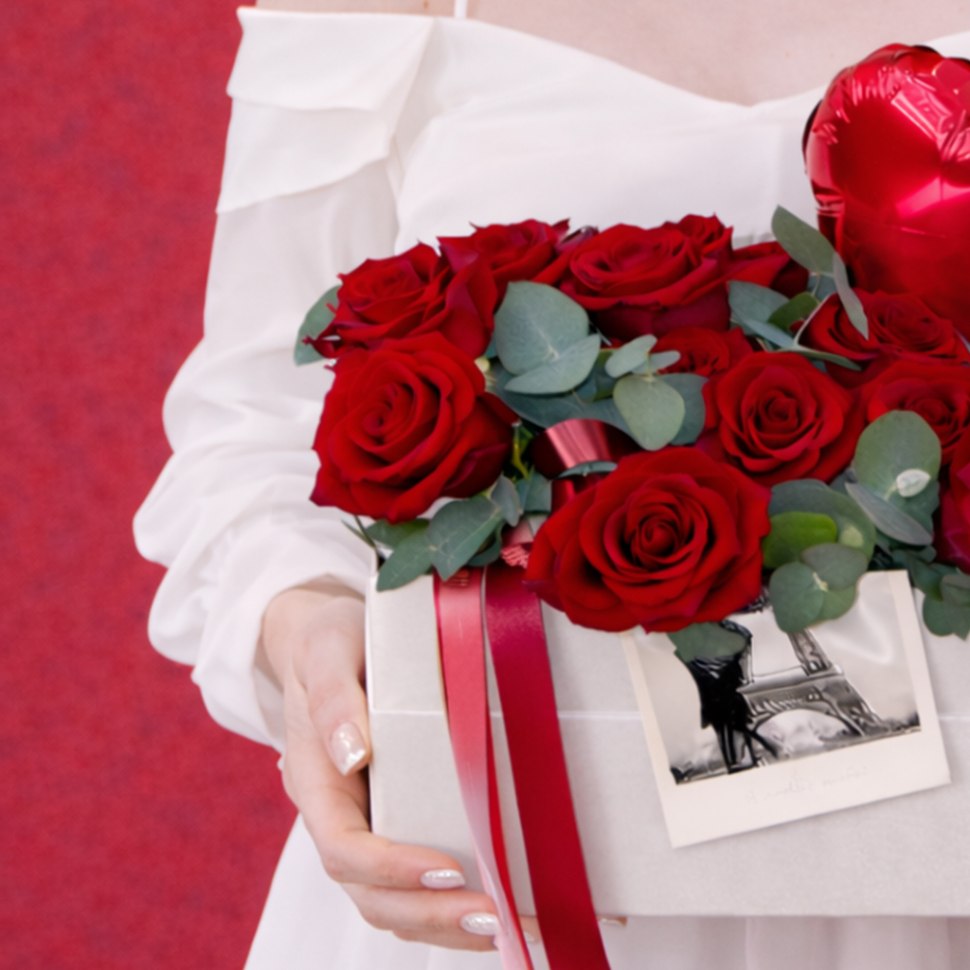 Композиция с красными розами, открыткой и сердце-шариком