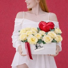 Композиция с красными розами, открыткой и сердце-шариком