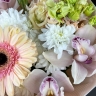 Букет с герберами, орхидеей и хризантемой