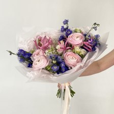 Букет с ранункулюсами, дельфиниумом, эустомой