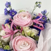 Букет с ранункулюсами, дельфиниумом, эустомой