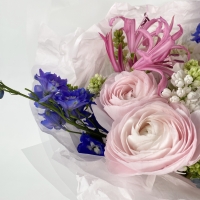 Букет с ранункулюсами, дельфиниумом, эустомой