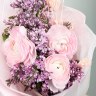 Букет из сирени, ранункулюсов