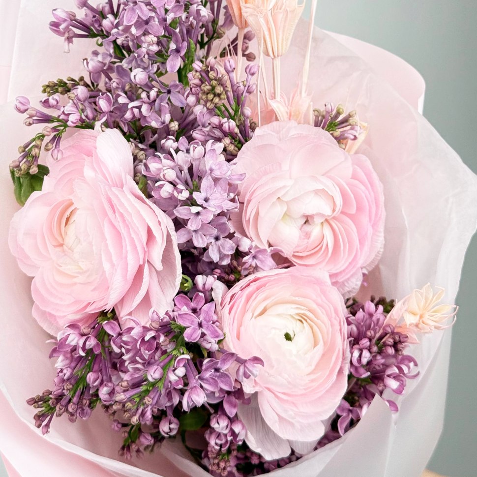 Букет из сирени, ранункулюсов