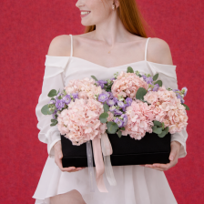 Композиция из гортензий и маттиол кустовых