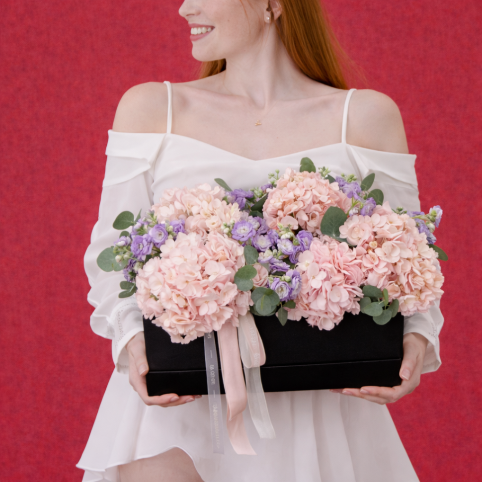 Композиция из гортензий и маттиол кустовых