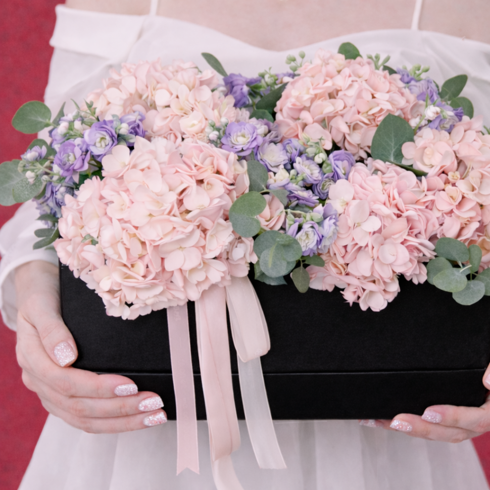 Композиция из гортензий и маттиол кустовых