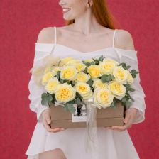 Композиция из роз, эвкалипта и перьев