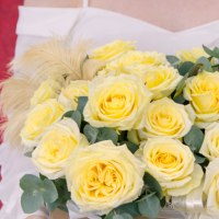 Композиция из роз, эвкалипта и перьев