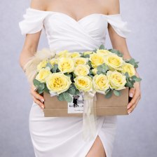 Композиция из роз, эвкалипта и перьев