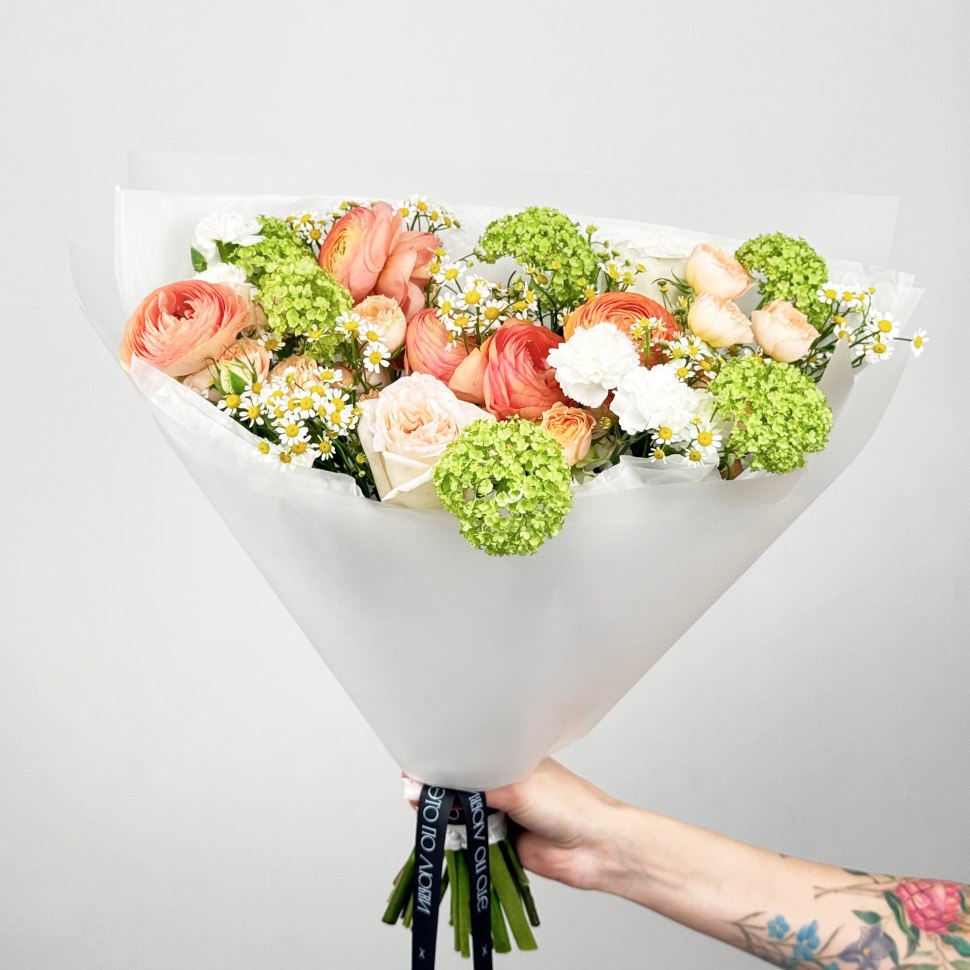 Букет танацетум, ранункулюсов, роз