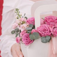 Композиция в сумке с кустовыми розами, пионами