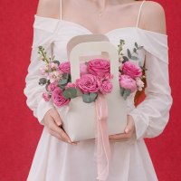 Композиция в сумке с кустовыми розами, пионами