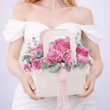 Композиция в сумке с кустовыми розами, пионами