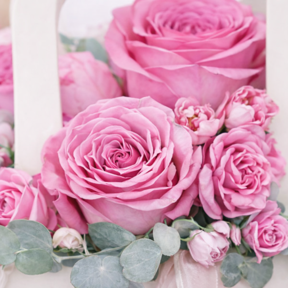 Композиция в сумке с кустовыми розами, пионами