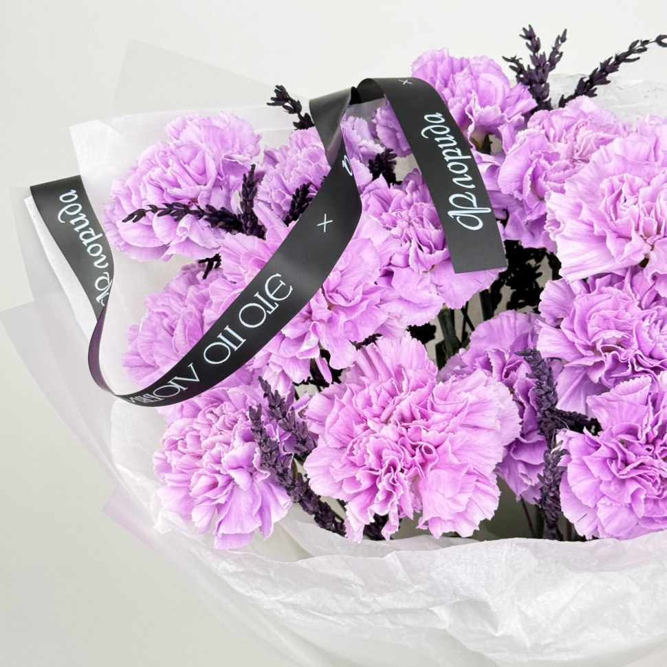 Букет из гвоздики и лаванды