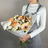 Букет из эустомы, хризантемы и розы