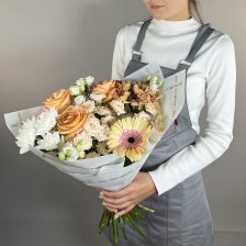 Букет из эустомы, хризантемы и розы