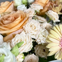 Букет из эустомы, хризантемы и розы